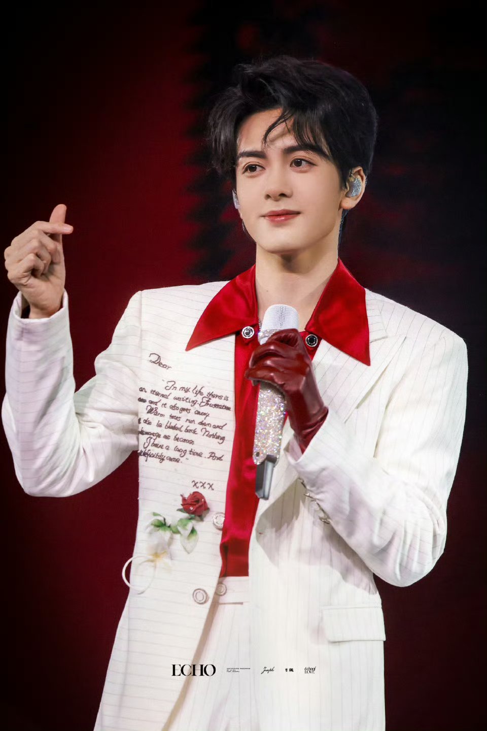 主演曾威航主唱曾舜晞曾舜晞这场首唱会舞美真的太顶啦！灯光大屏氛围感直接拉满，每一