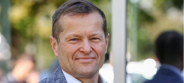 匈牙利出生的研究员费伦茨·克劳斯与两位科学家是今年诺贝尔物理学奖获得者，同行拿出