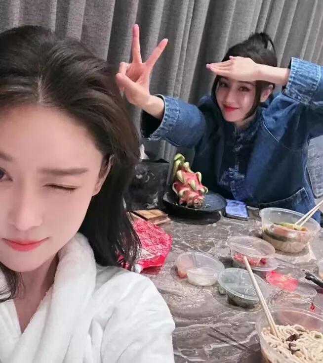 女明星真的会吃这些吗
张馨予迪丽热巴自拍，美女的旁边还是美女
她们晚上竟然会吃螺