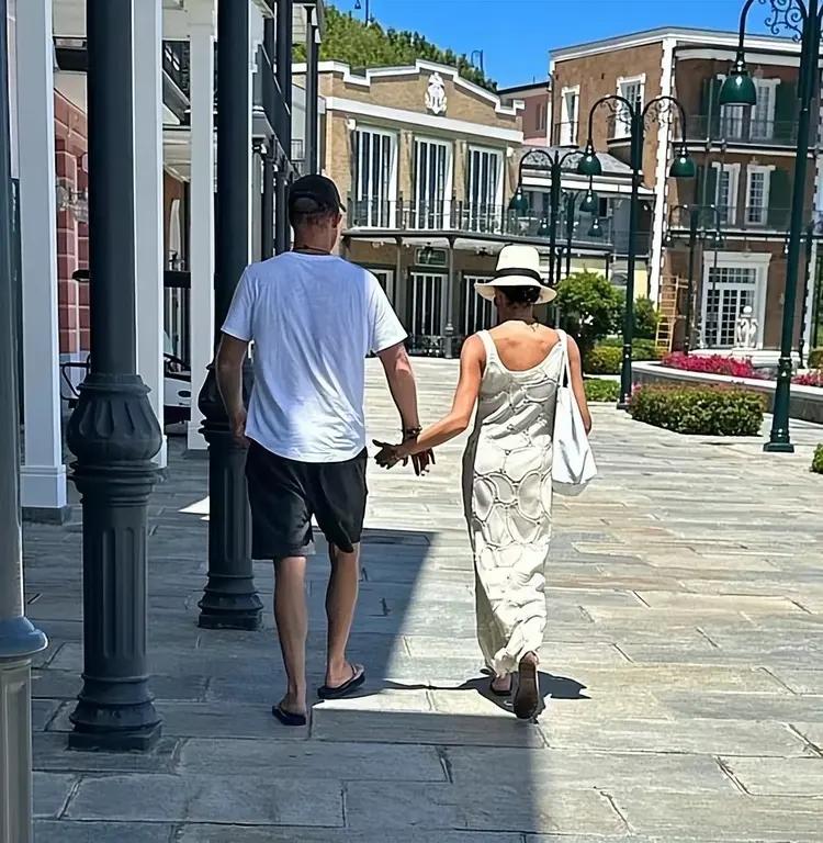 哈里梅根没那么惨！近日哈里梅根被拍到了度假照，而且乘坐的是私人飞机，媒体报道过，