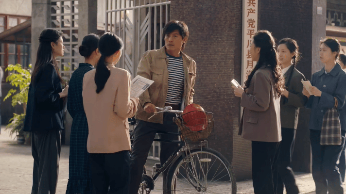 在年代剧里看到初代追星女了 笑发财！追小城大事 被月海镇姑娘们的追星操作戳中笑点