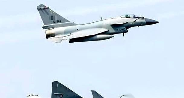 一个猜想，但背后全是冰冷的算计：一旦中国的歼10CE战机降落在平壤，下一秒会发生