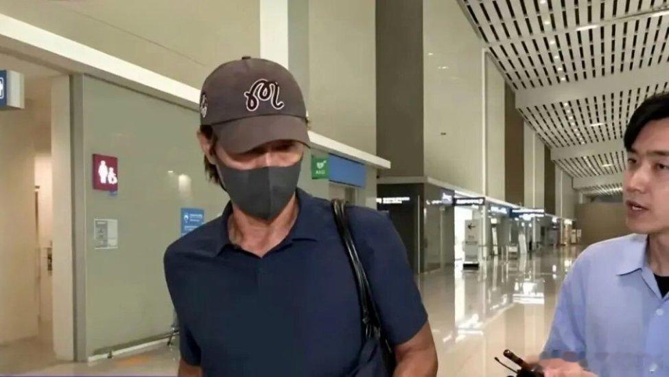 凤凰新闻【遭受死亡威胁后，韩国男足前主教练跑了】【环球网报道记者林泽宇】据《中央