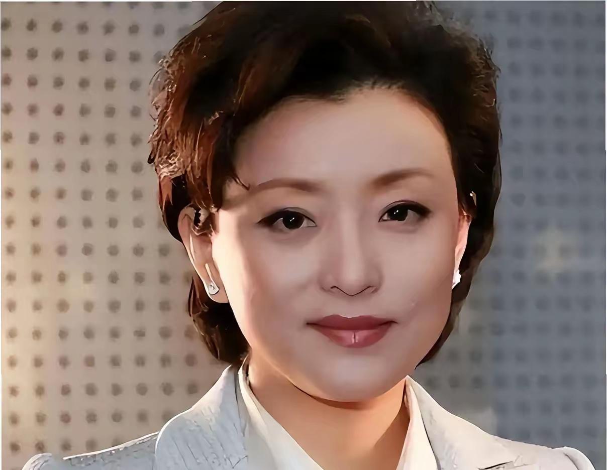 杨澜大概怎么也想不到，当年那个在离婚协议上签了字就转身离开的男人，会用一种最沉默
