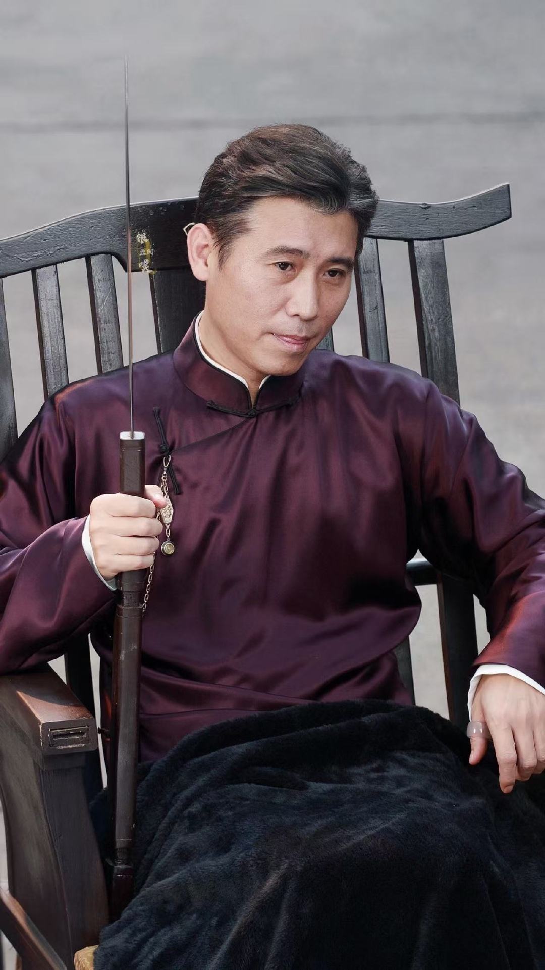 李乃文九门嫂子开门我是我哥 九门 半截李在外头眼神都能吓哭小孩，回家对着嫂子眼神
