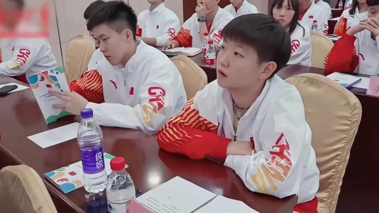 我的高冷同桌   图片来源@苦涩酸甜泪꒦ິ^꒦ິ