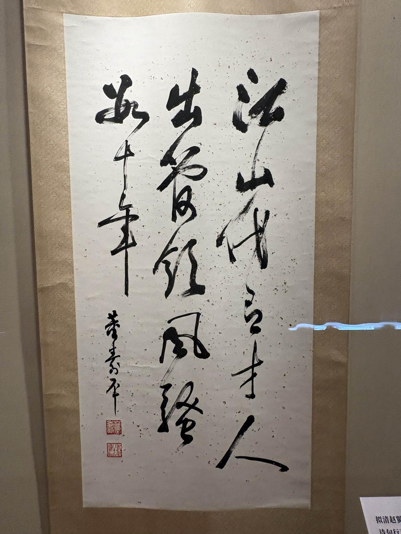 退休多年的老师回学校看看，有错吗？
一篇文章内容是，退休20年的老校长回学校看看