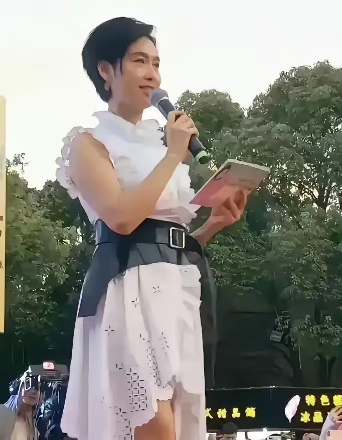 朱茵真的很缺钱吗？年纪这么大了还接地摊小商演出，真的不怕掉价吗？ 
