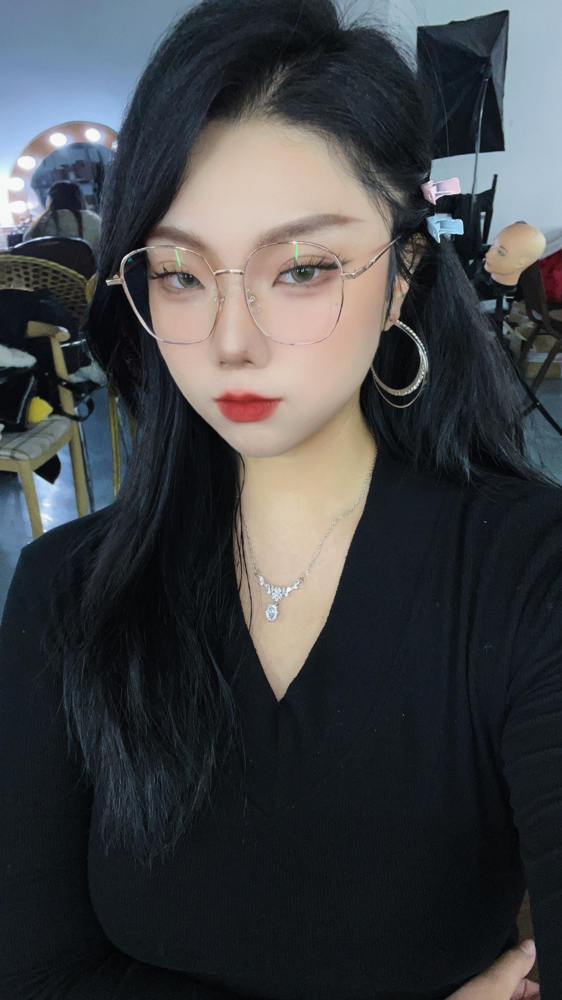 方圆脸拍照显瘦技巧 日常生活 眼镜 黑发 断亲后子女抢着给我养老