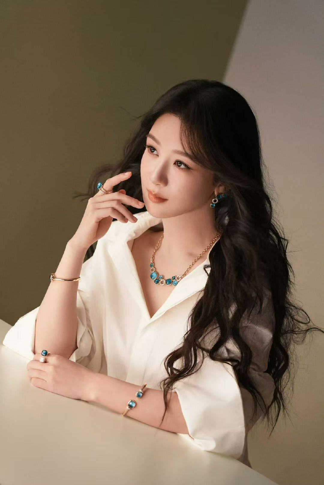 杨紫意式宝石知性妆金鹤龙给杨紫化的宝石知性妆杨紫意式宝石知性妆～真的好美啊！杨紫