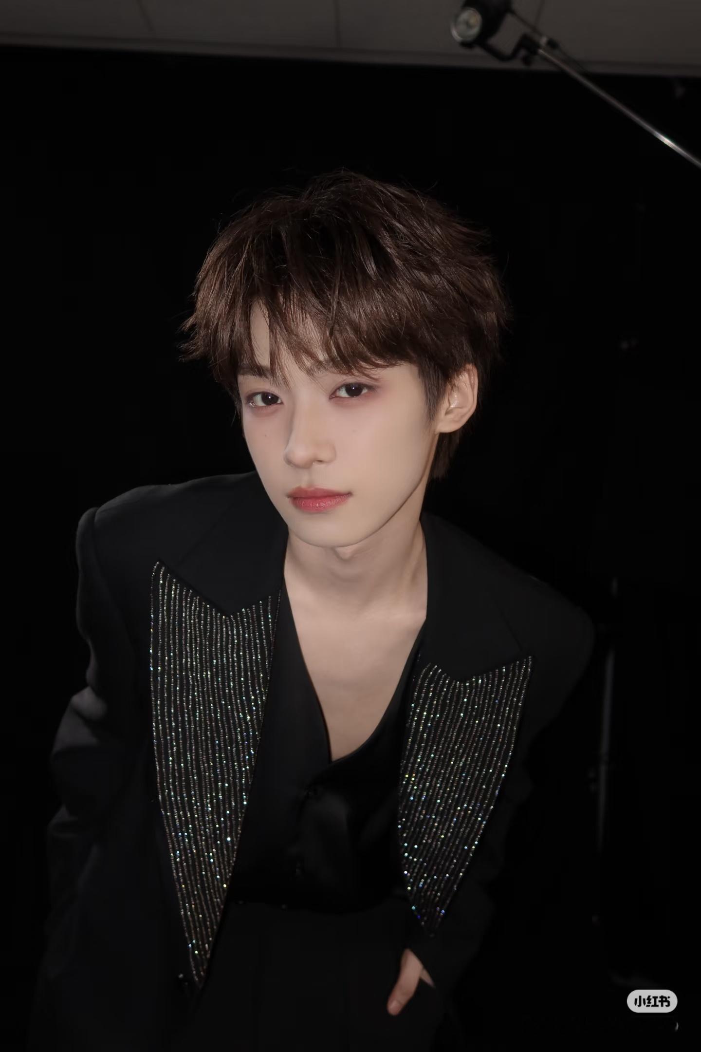 梓渝 zy 梓渝未来可期“你向往远方与自由，世人的定义徒增枷锁，少年本就肆意生长