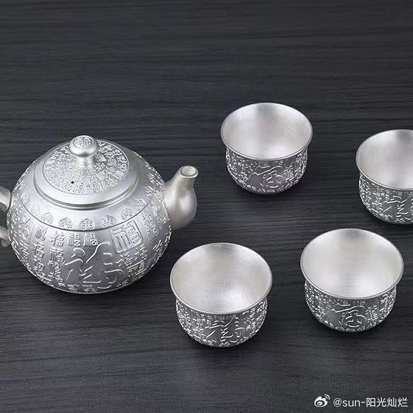 并不是所有关系都值得你花时间去维系，比如同学关系无论关系多好，在毕业后都是聚少离