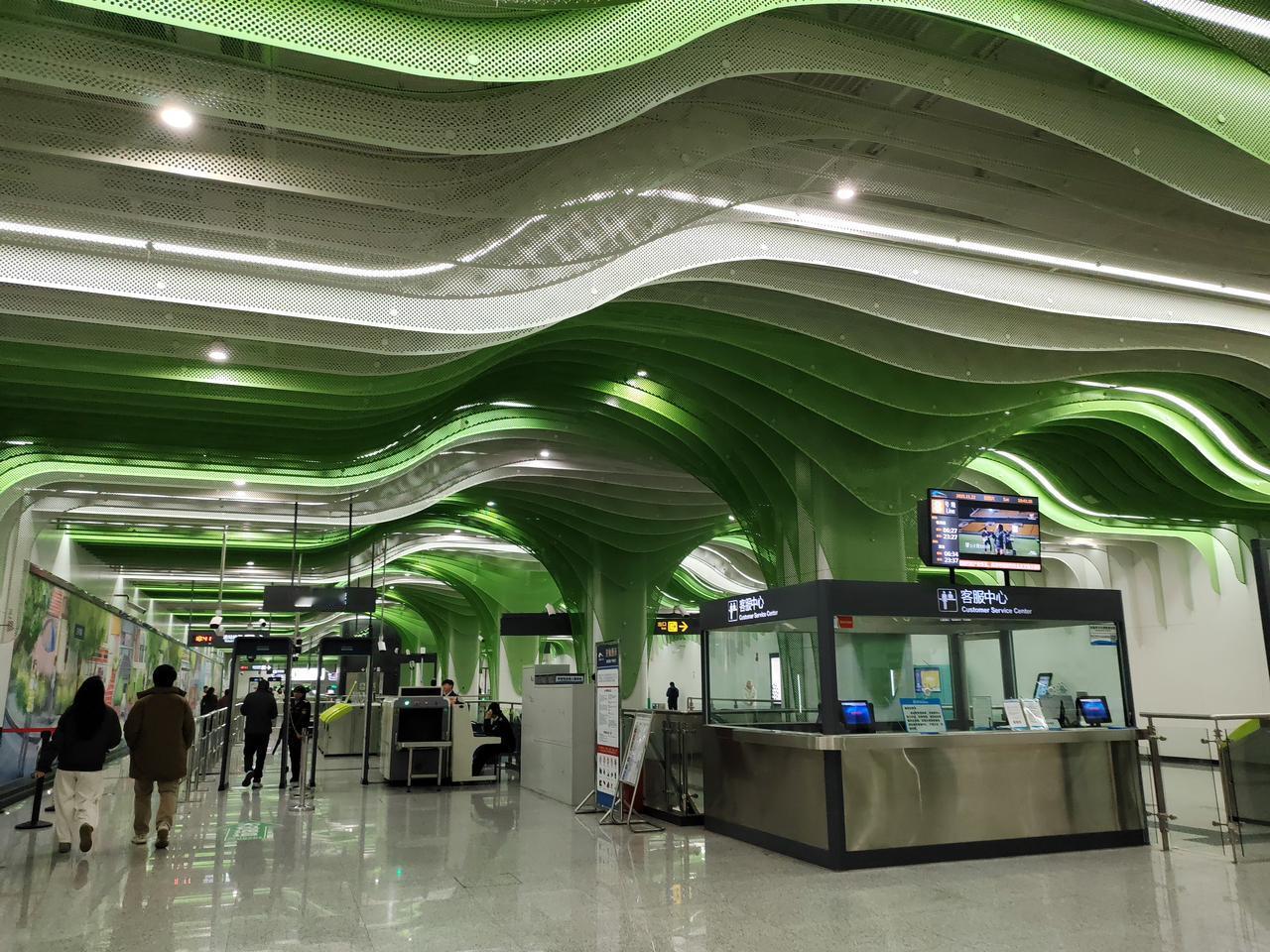 芳草街地铁站设计真的太牛了！其“绿色波浪天花板”无疑是一个成功的设计语言。它不只