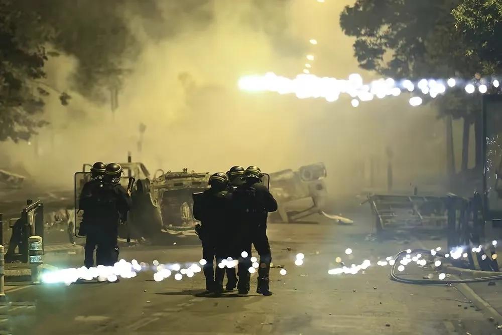 法国的骚乱很蹊跷，蹊跷的背后隐藏着一双大手，对法国的骚乱推波助澜！

法国情报部