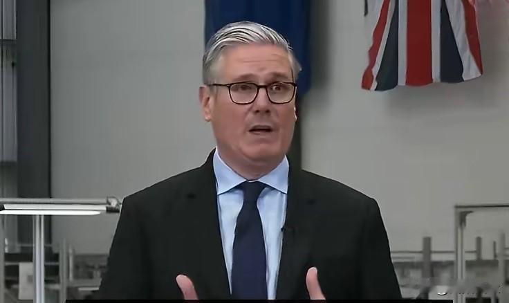 英国首相斯塔默在与国防承包商会面时表示，最新情报评估显示俄罗斯最早可能在2030