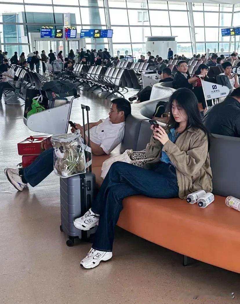 很多座位是空的，没有往日的热闹