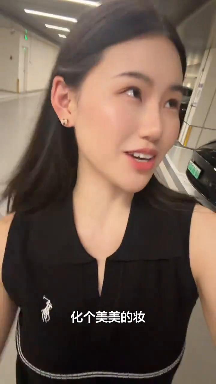 今天亏钱的数完全超预期，画个美美的妆，开开心心的去干饭，明天继续跟大A大战八百回