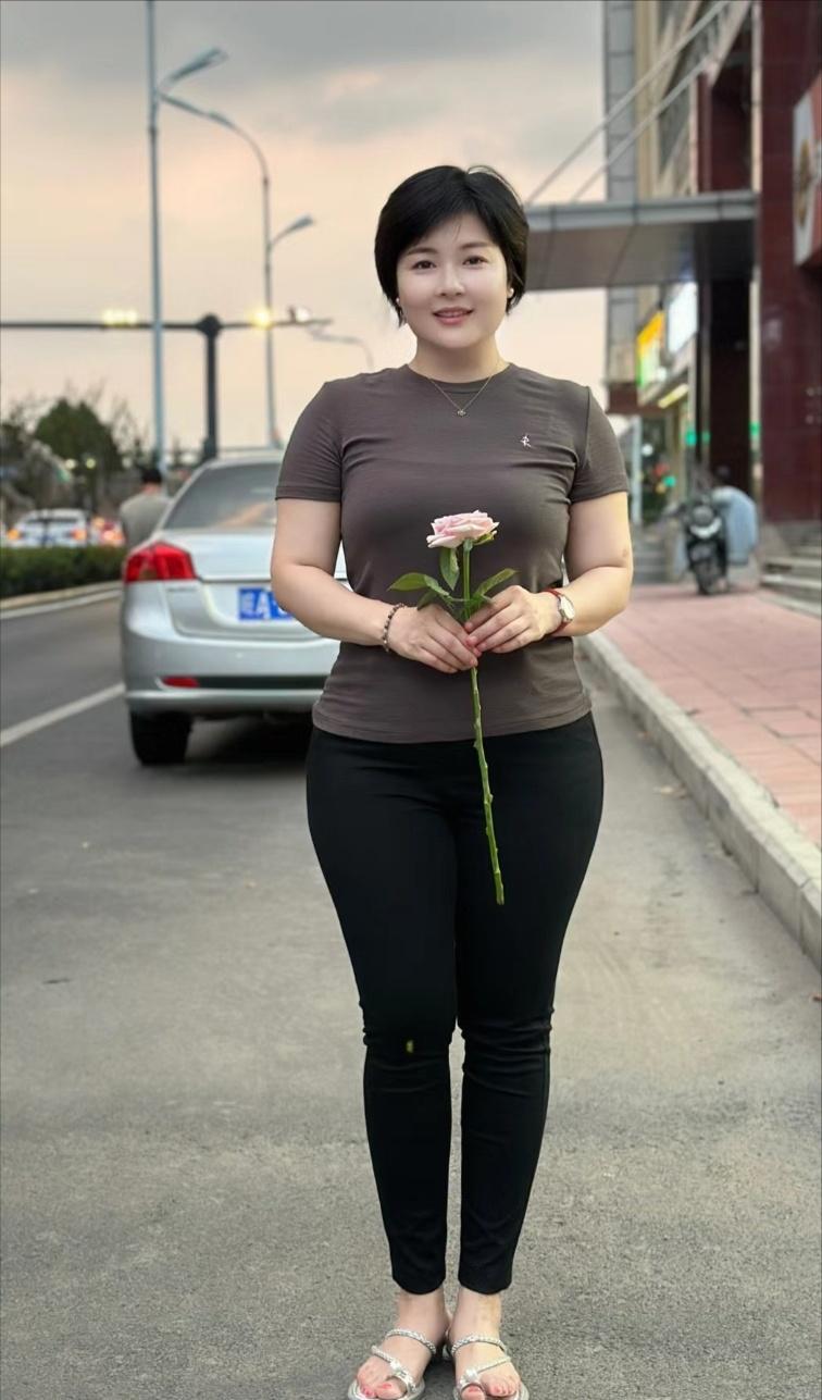 富态女子的表达，直接中带有丝丝含蓄



#赏秋意#