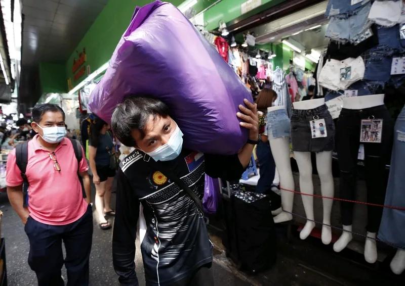 把卖给美国的便宜衣服鞋子，送给山区没鞋穿的人如何？
把每年卖掉1000亿美元外债