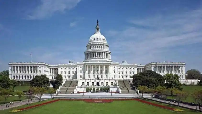 一旦美国倒下，中国会是下一个超级大国吗？这么说吧，中国连南海造个岛都被说“威胁航