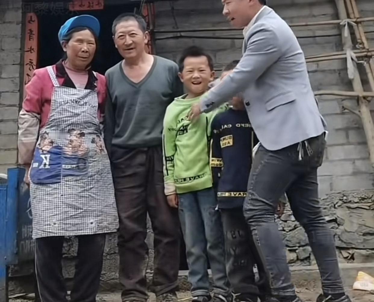 生病的爸、失明的妈，老婆跑了还给他留下两个娃，常人都觉得无力回天，但他却偏要逆风