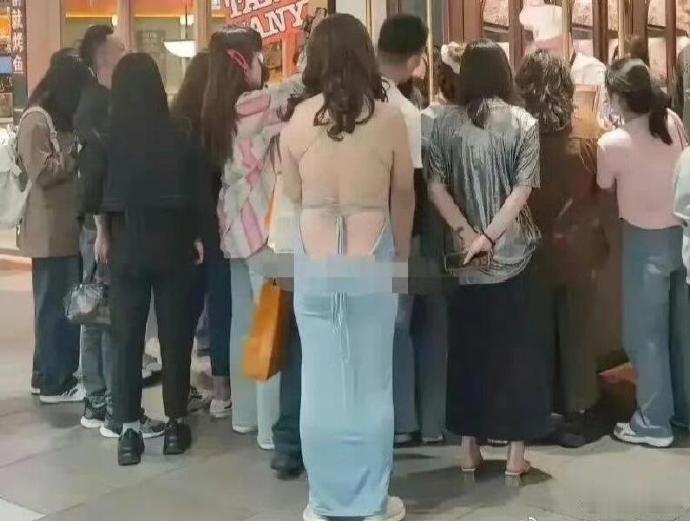 轻易尝试赵露思穿搭的后果，该说不说，这衣服有点挑人啊！ ​​​