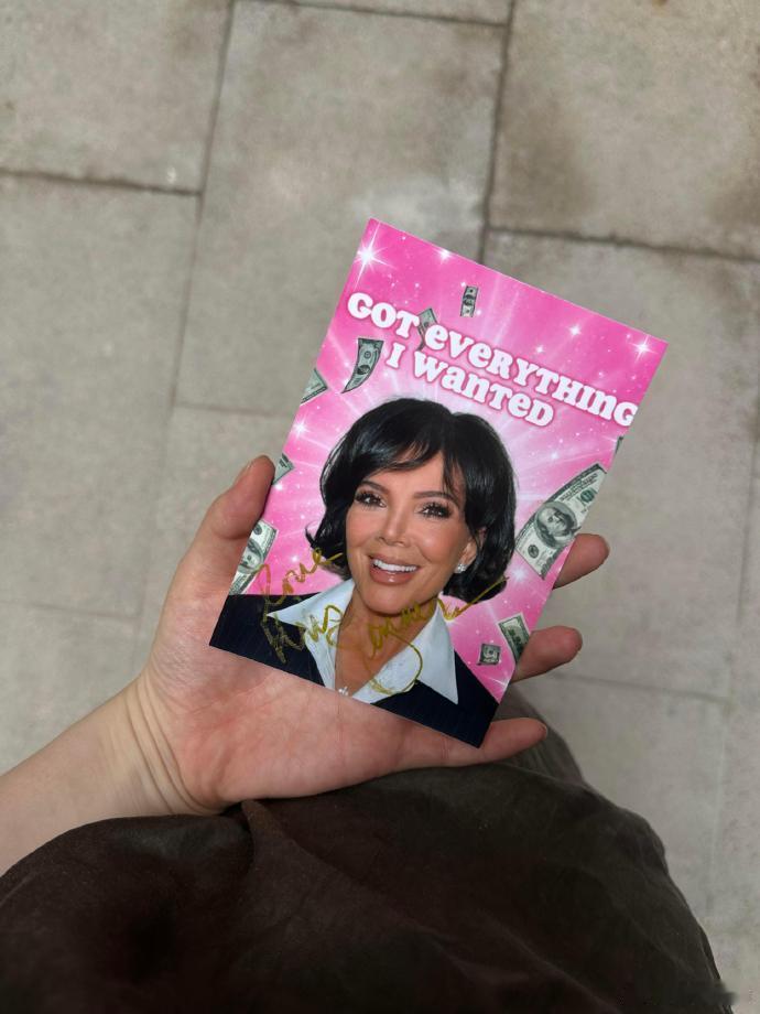 卡戴珊给网友显化签名显化已经传到卡戴珊那去了 显化也传到卡戴珊的耳朵里面去了，这