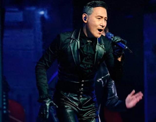 60岁还在台上劈叉：张学友教会我们的，不只是唱歌