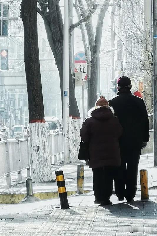 单位一退休老大哥，今年76岁了，老伴10多年前去世，现在这个老伴儿已经是他换的第