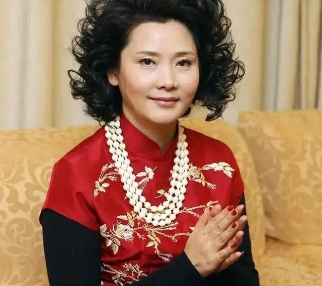 演员何赛飞说：“当年，我在决定和我老公领证时，我就很明确的告诉他，我对你没有过多