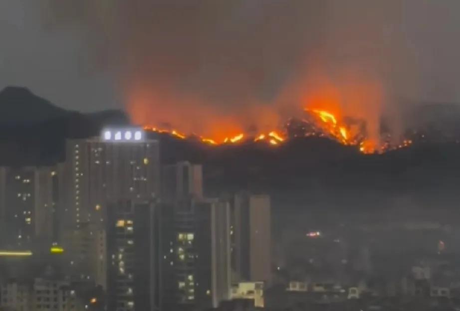 3月22日，广东怀集县塔山岭突发山火，疑似因烧香祭祖不慎引发！🙏🔥 据悉，当