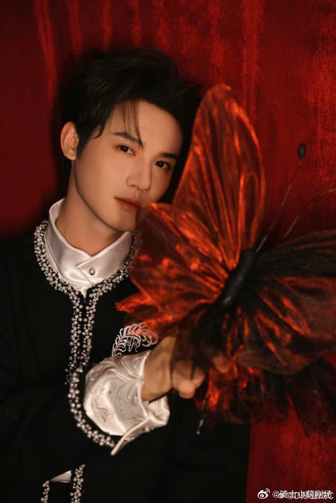 来看娱乐郑业成红色丝绒蝴蝶郑业成黑白电视变彩电了 从简约黑白到华丽红丝绒，一冷一