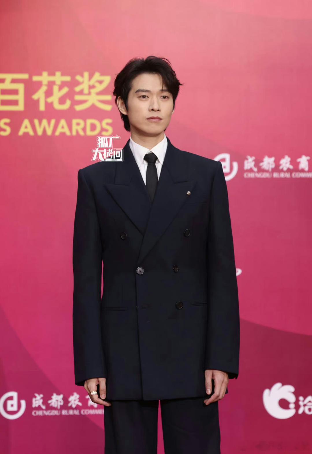 大勋花也太有豪门贵公子的气概了吧，每次看到都能被惊艳到，今晚的红毯状态也很佳#魏