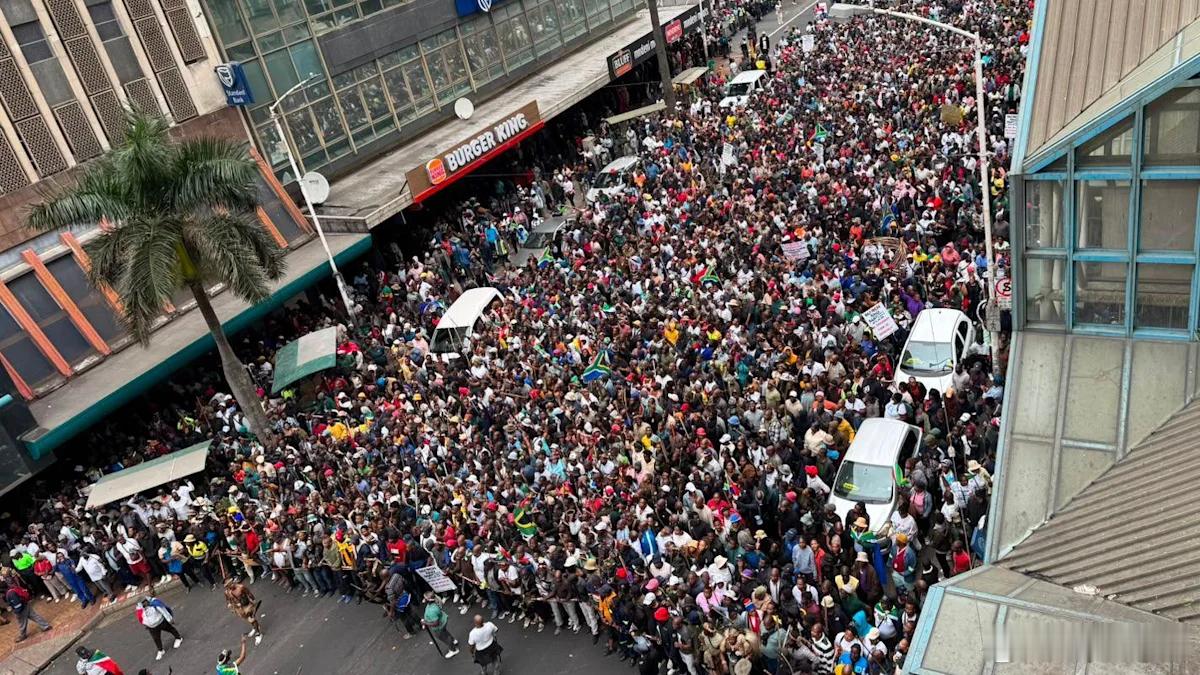 【数千名反移民抗议者在南非游行，现场警力部署严密】（BBC）成千上万的人在南非各