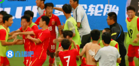 太开心了！
小伙子们准备登上领奖台了！
冠军的滋味！
战胜日本队的滋味！
够他们