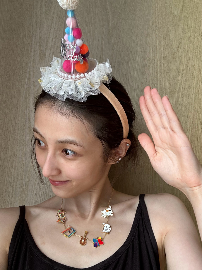 张子枫哎嘿嘿25你好张子枫迈入25岁，更新自拍配文哎嘿嘿25你好，可爱派对生日帽