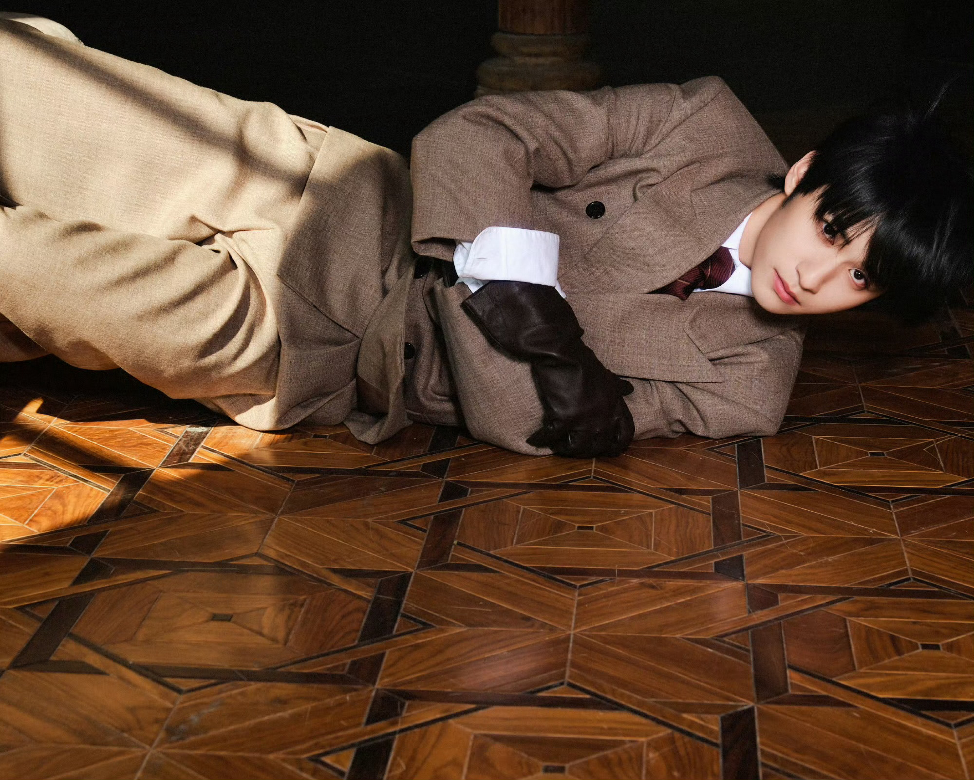 徐振轩无滤镜生频太权威了 微博视界大会生图直出！的五官立体度经得起镜头考验，无滤