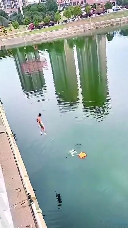 重庆，18岁男孩不会游泳，朋友突然将他从大桥上推下河中，男孩扑腾呼救，同伴下水救