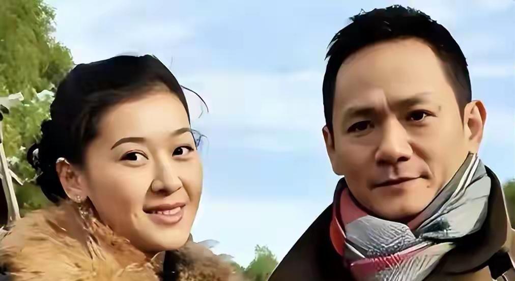 果靖霖和佟欣是青梅竹马，她陪他熬过清贫岁月，2009年佟欣患癌离世，他在葬礼上哭