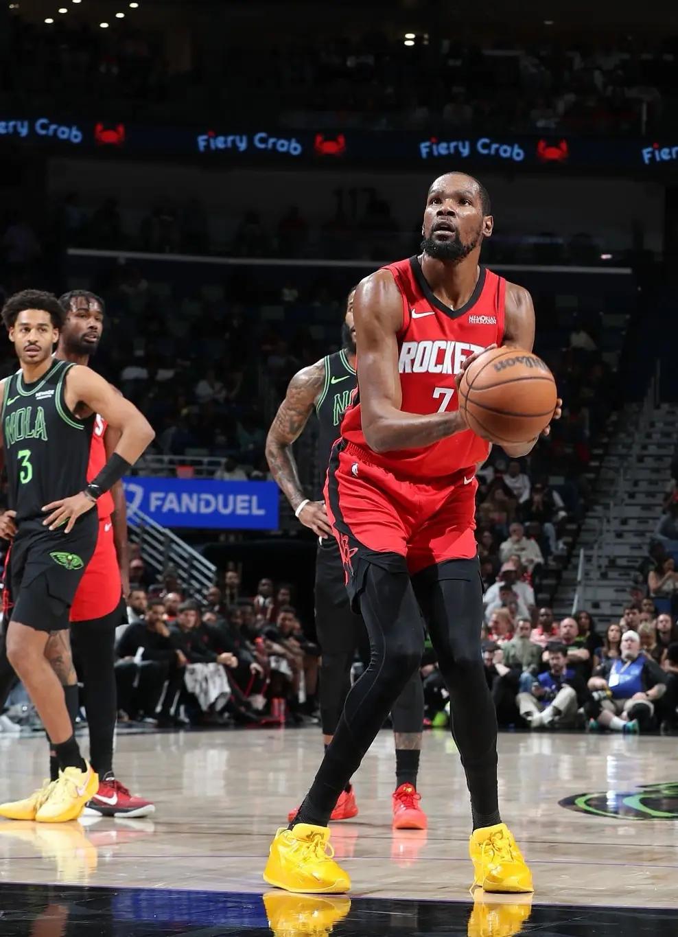 杜兰特今天只打了29分钟！
难得火箭今天可以32分大胜鹈鹕，杜兰特可以轻轻松松地