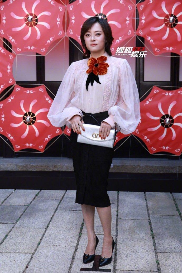 孙俪胸前好大一朵花孙俪华伦天奴活动上班 孙俪胸前好大一朵花，华伦天奴新春灯会活动