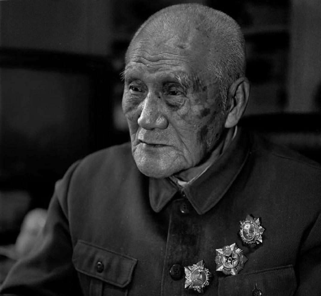 毛主席出行时突遇黑衣人偷袭，蒋泽民挺身而出，用自己的身体成功挡下了那致命一击！