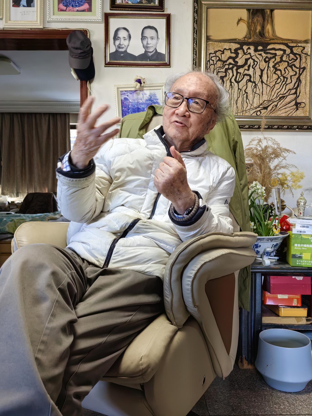 马与牛与虎
他说
面对牛和马，人类是精致的
面对马和虎，人类有点角色混淆
善骑的