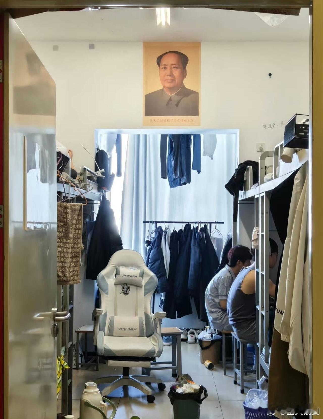 年轻的学生们，在宿舍里挂起了毛主席像，大赞！

信仰的力量！ ​​​