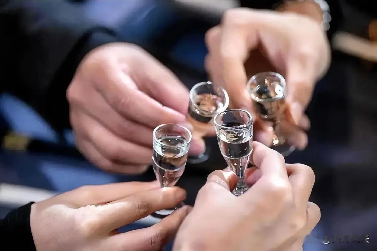 喝酒要长记性了！云南昆明，一男子邀请堂弟聚餐，堂弟饮酒致醉后被独自安放在车内死亡