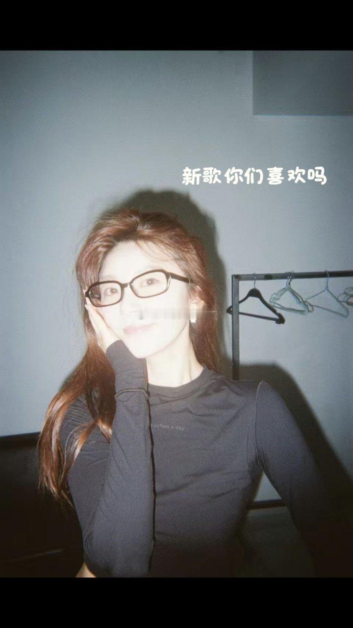 张月素颜扛住了所有镜头张月素颜照被曝光了芒果主创社区任务直出，无滤镜素颜直面镜头