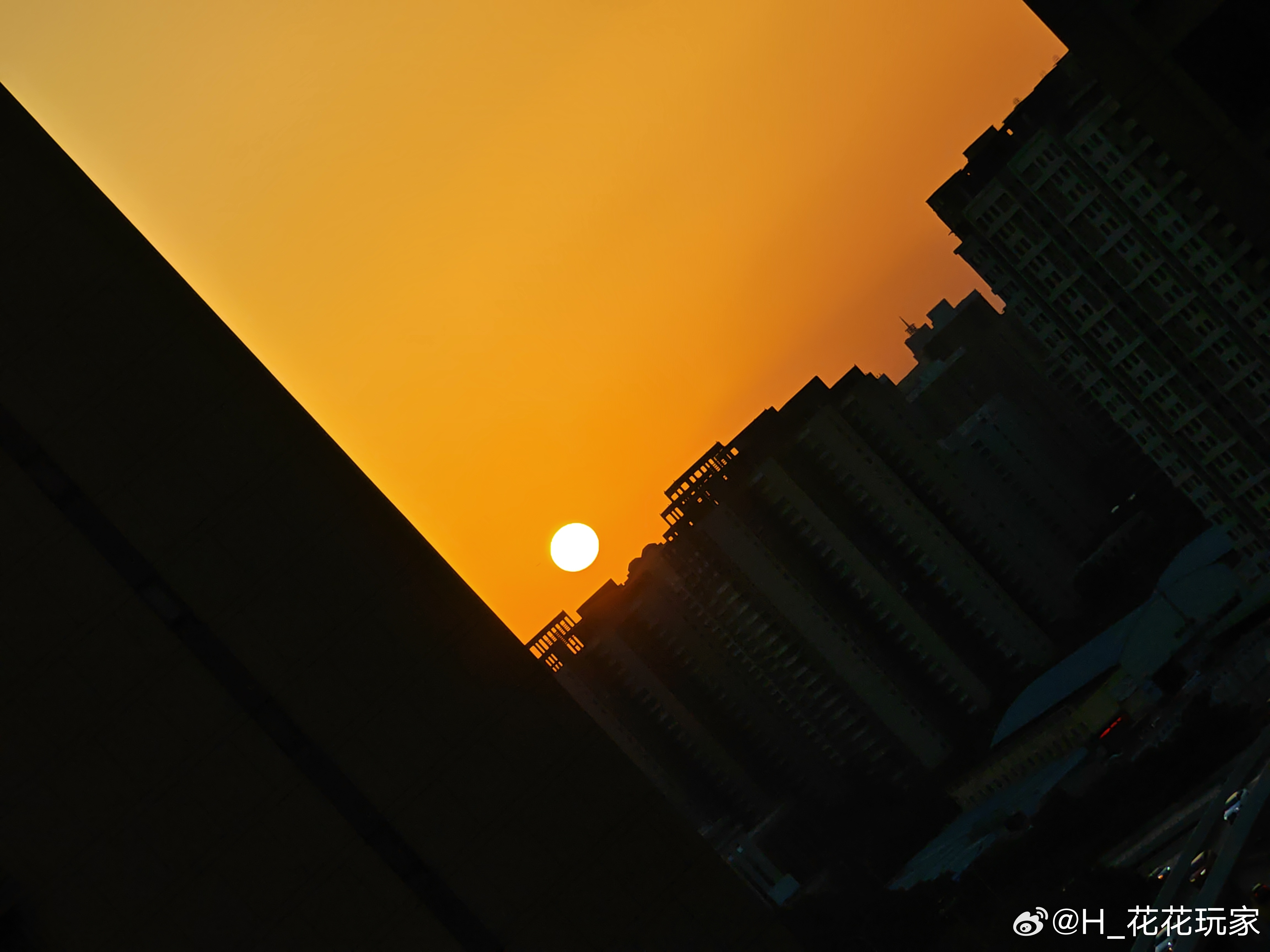 西安今天的晚霞好美（不敢伸出去太多，从窗缝拍就是这样了[笑cry]）  ​​​