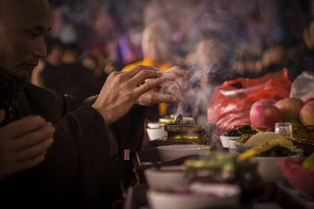 《诵经》/郭兴华

在昏黄的油灯下，
僧人闭目，嘴唇轻动。
经文从心底流出，
化