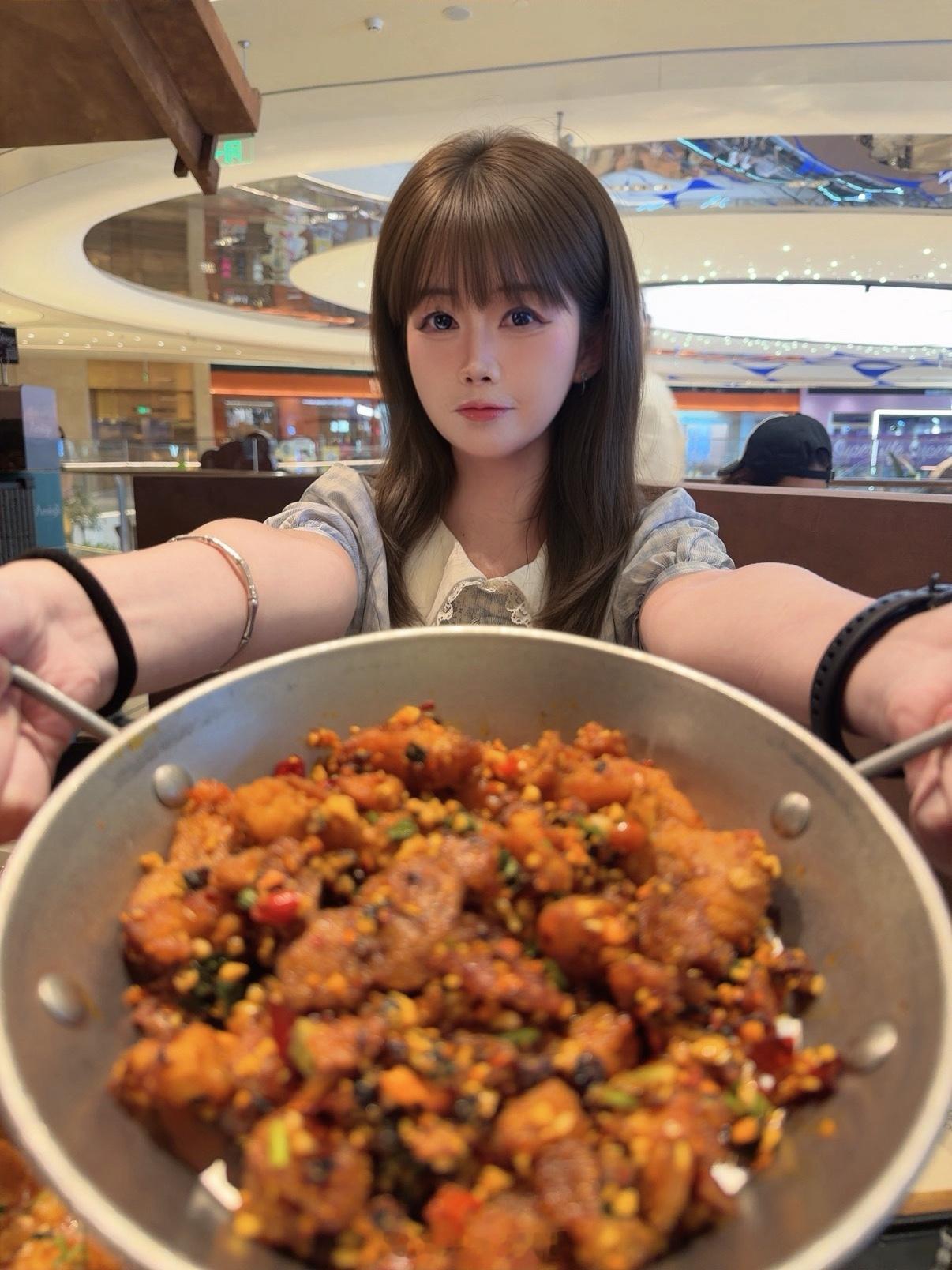 缪巧  像两头🐷一样干饭P2.3头发太丑了，ai调整了一下发型（）没吃完的打包
