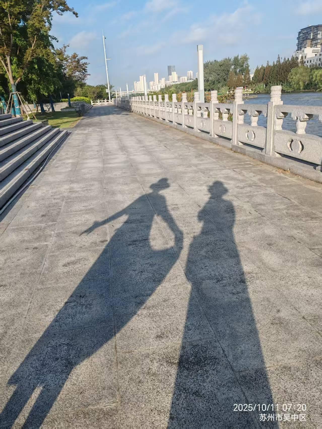 阳光下的影子，己是十月十一号的清晨，还有最高温度三十三度。老天爷啊你是否忘了寒露